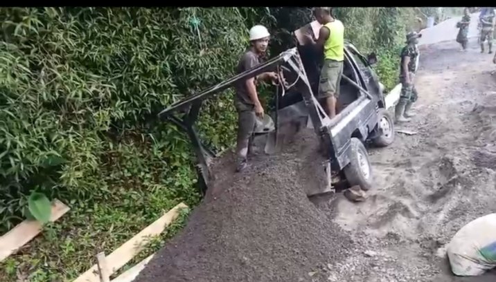 Meski Mobil Amblas, Personil TMMD ke-123 Tahun 2025 Kodim 0621/Kab.Bogor Tetap Semangat Angkut Material