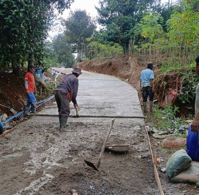 Kejar Target Pekerjaan, Ini Yang Dilakukan TNI Bersama Masyarakat Dalam  TMMD ke -123 Kodim 0621/Kab.Bogor Tahun 2025