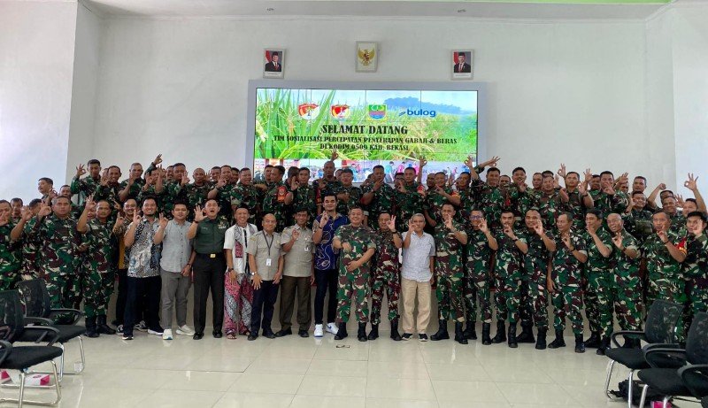 Umar Said Pemimpin Perum BULOG Kancab Karawang Bekerja sama dengan Kodim TNI AD dalam Upaya Memaksimalkan Penyerapan Gabah Kering Panen (GKP) Petani