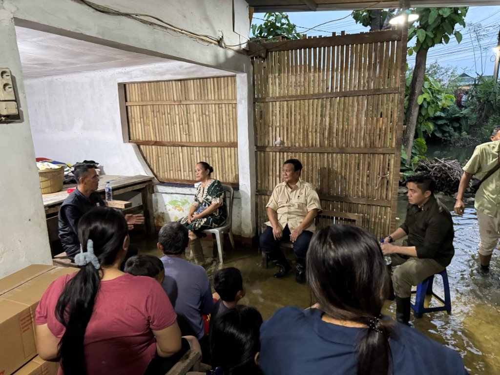 Prabowo Cek Langsung Warga Terdampak Banjir Bekasi, Beri Dukungan Moril dan Buka Puasa Bersama