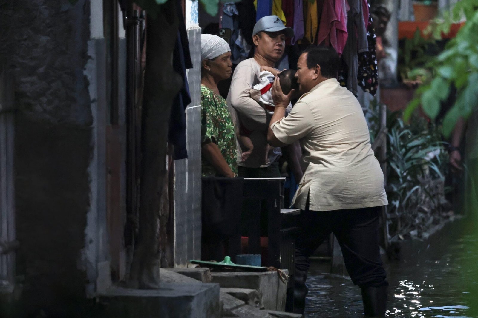 Warga Bekasi Dikunjungi Prabowo di Tengah Banjir: Sampai Dua Hari Gak Hilang Senangnya!