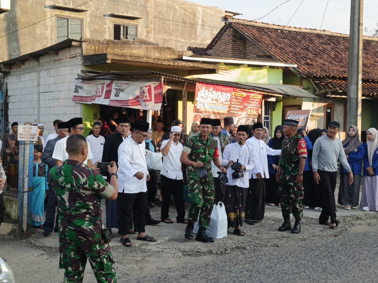 Program Tarawih Keliling (Tarling) Dandim 0621/kab Bogor Letkol Inf Henggar Tri Wahono, S.H., M.H. di Desa Singa Bangsa Disambut Antusias Masyarakat