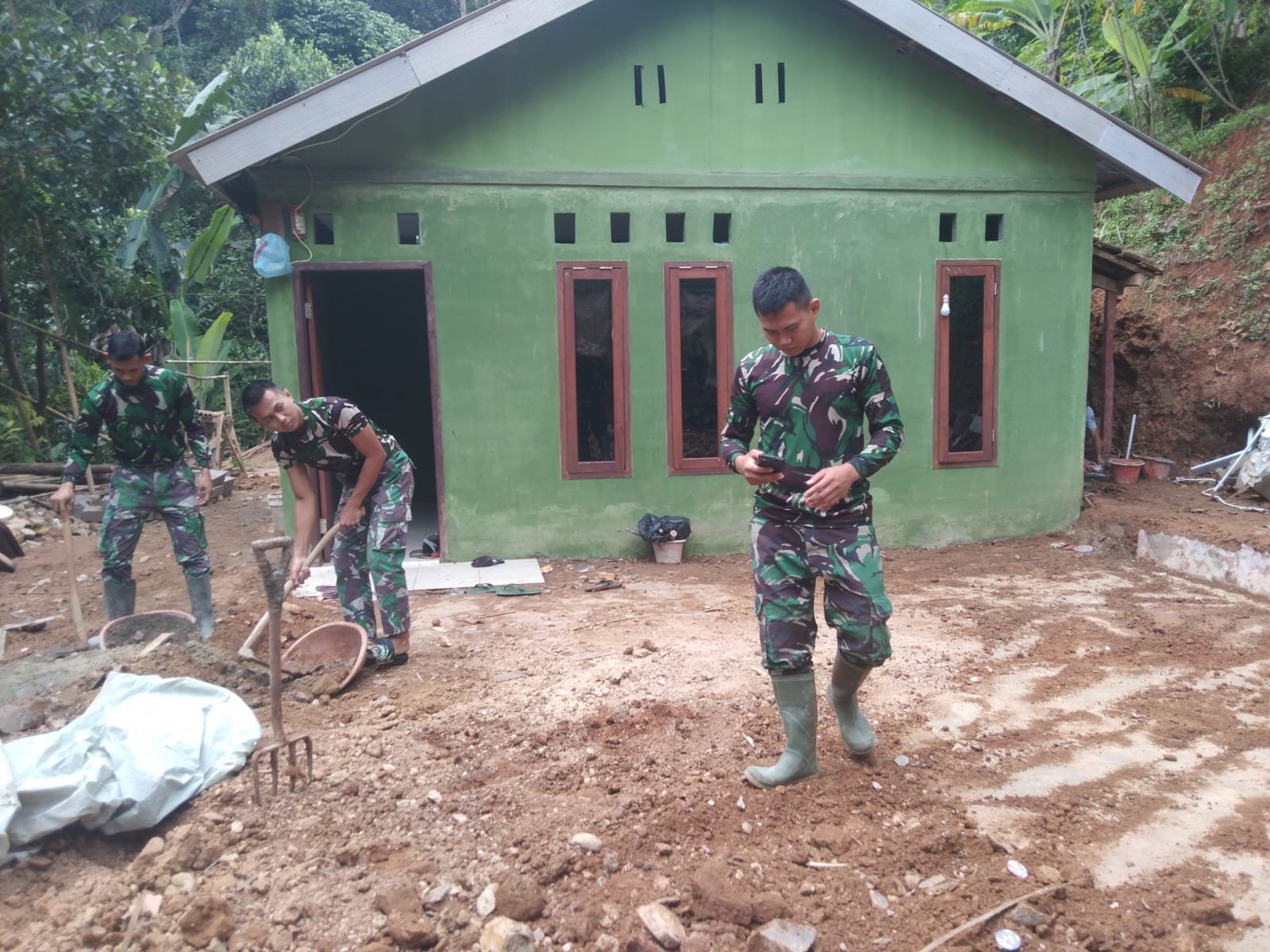 Tangis Bahagia Dadi, 30 Tahun Rumah nya Baru Bisa di Renovasi TNI Melalui TMMD ke -123 Kodim 0621/Kab.Bogor