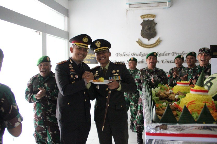 Sinergitas TNI – POLRI di Hari Bhayangkara ke 79, Dandim 0621/Kab Bogor Letkol INF Henggar Tri Wahono Berikan Surprise