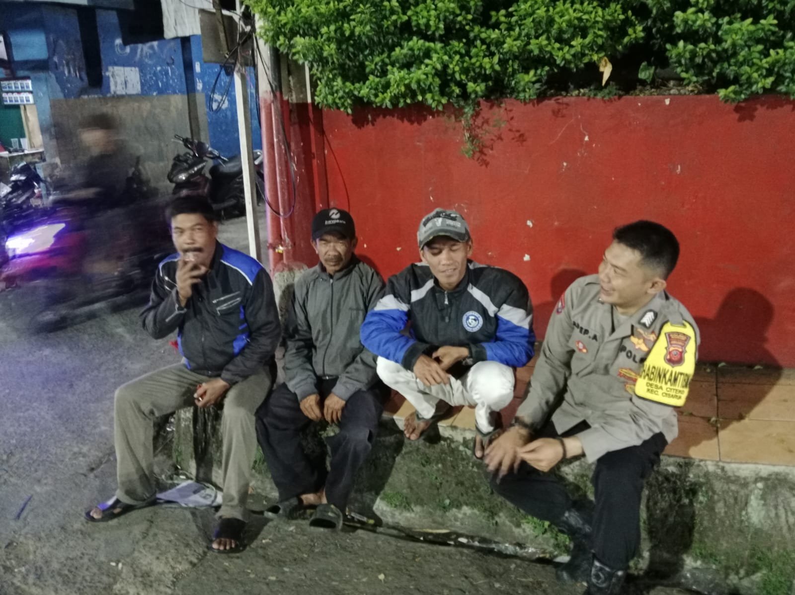 Bhabinkamtibmas Polsek Cisarua Polres Bogor Kontrol Siskamling, Ajak Warga Tingkatkan Kewaspadaan Kamtibmas