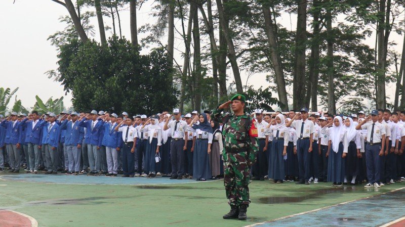 Usai PPDB, Siswa Siswi Baru di SMA SMKN dan SLB se Kab Bogor Mengikuti MPLS oleh Pemateri Babinsa Koramil Jajaran Kodim 0621/Kab Bogor