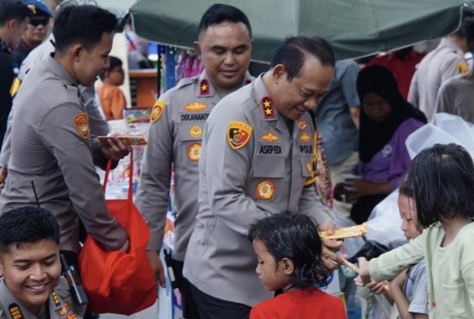 Pantau Libur Akhir Tahun di Ancol, Kapolda Metro Jaya Bagi-bagi Cokelat ke Pengunjung