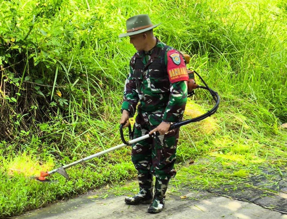 Koramil 1503/Ciniru Karya Bakti pembersihan jalan bersama Fokopimcam Ciniru sebagai Wujud Kepedulian Lingkungan