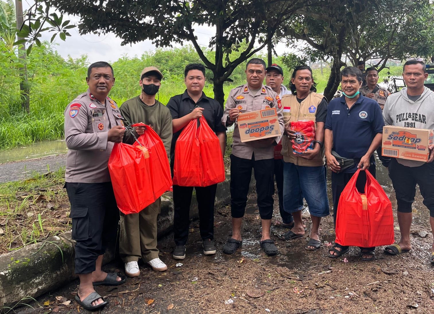 Opsus Binamas Sarakan Dampingi SPPG Sarakan 04 Berikan Bantuan Makanan Untuk Masyarakat Terdampak Banjir