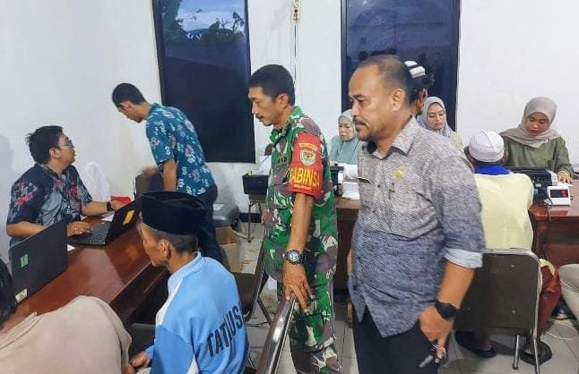 Bantuan untuk Warga Terdampak Penutupan Tambang Disalurkan di Desa Cipinang, Anggota Koramil Rumpin Lakukan Pengamanan