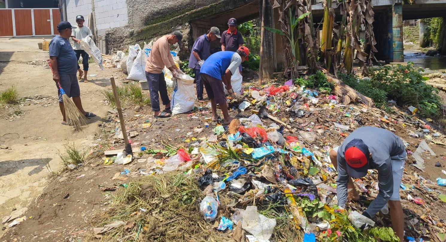 Kepala Desa Rumpin Pimpin Aksi Corve, Tertibkan Masyarakat Buang Sampah Sembarangan dan Kembalikan Sadar Gotong Royong