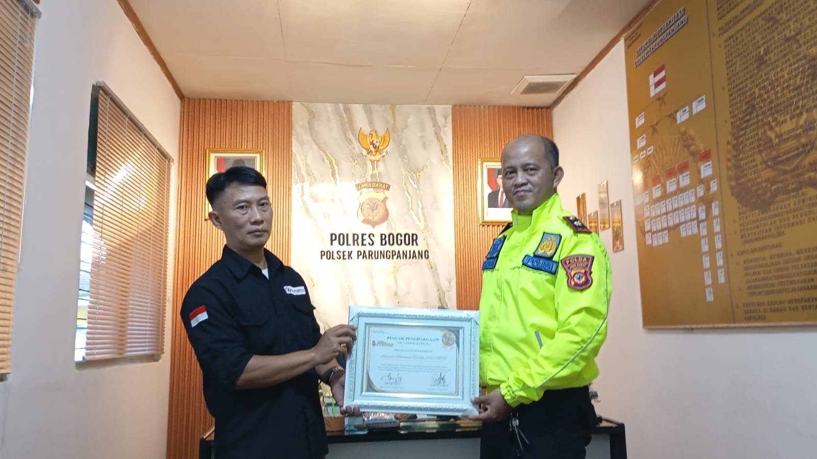 Sinergi Tanpa Batas: Kapolsek Parung Panjang Terima Penghargaan Atas Keterbukaan Informasi dari FWJI Bogor Raya