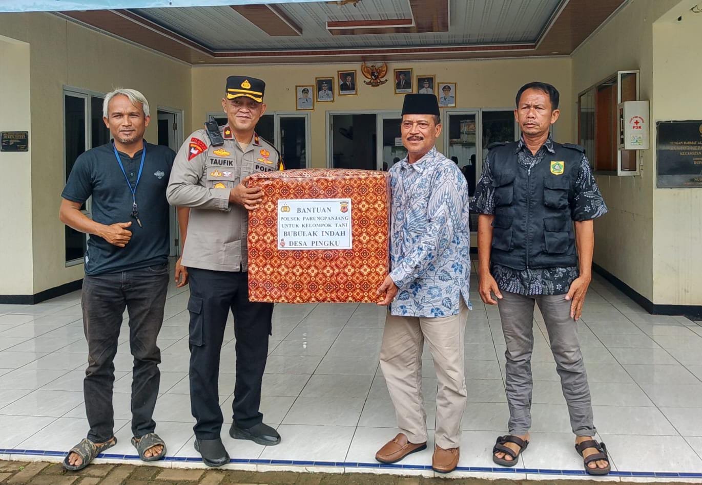 Polsek Parung Panjang Berikan Alat Tanam Jagung ke Desa Pingku