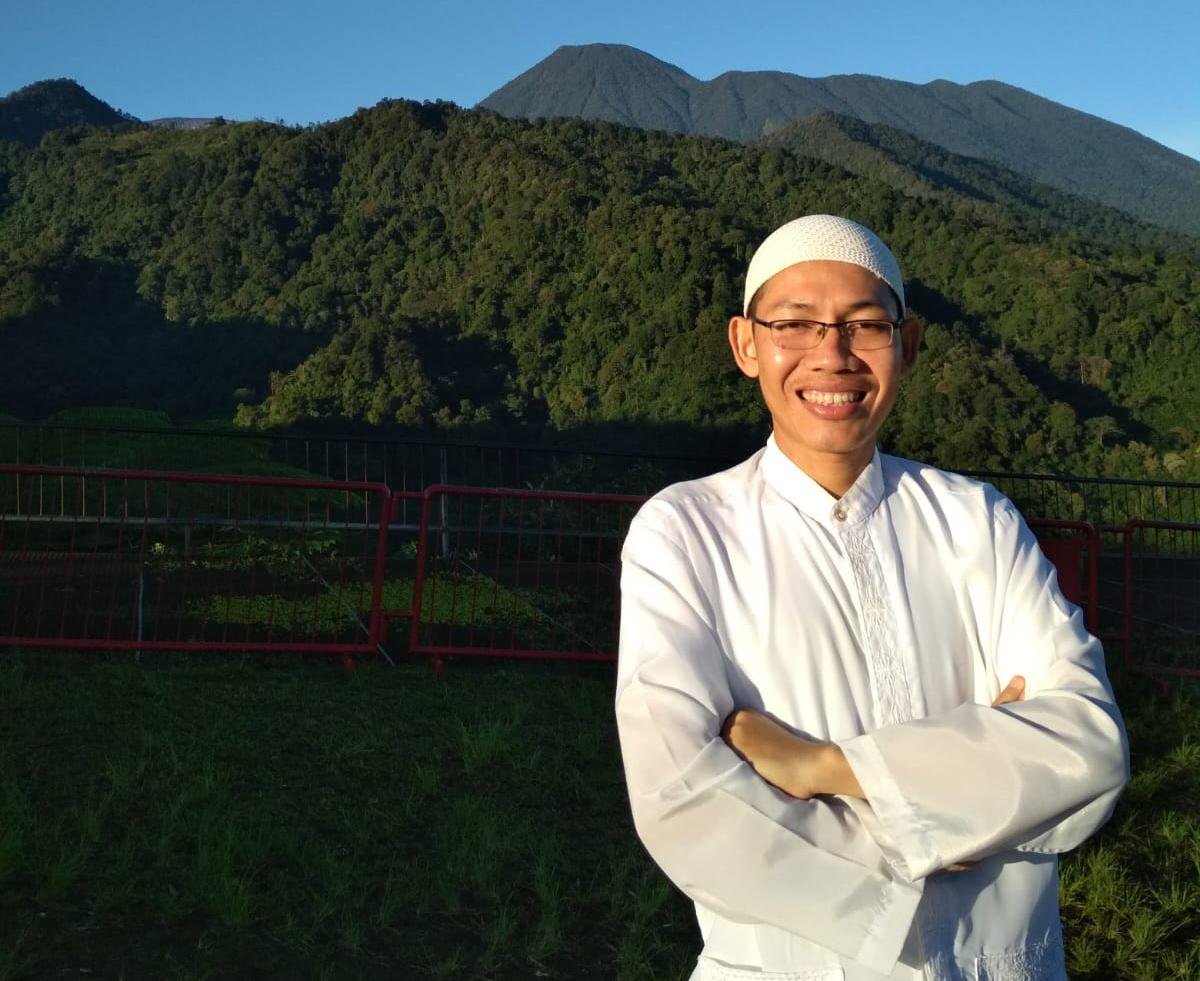 MENGENAL SOSOK PELAYAN KUBURAN YANG DERMAWAN