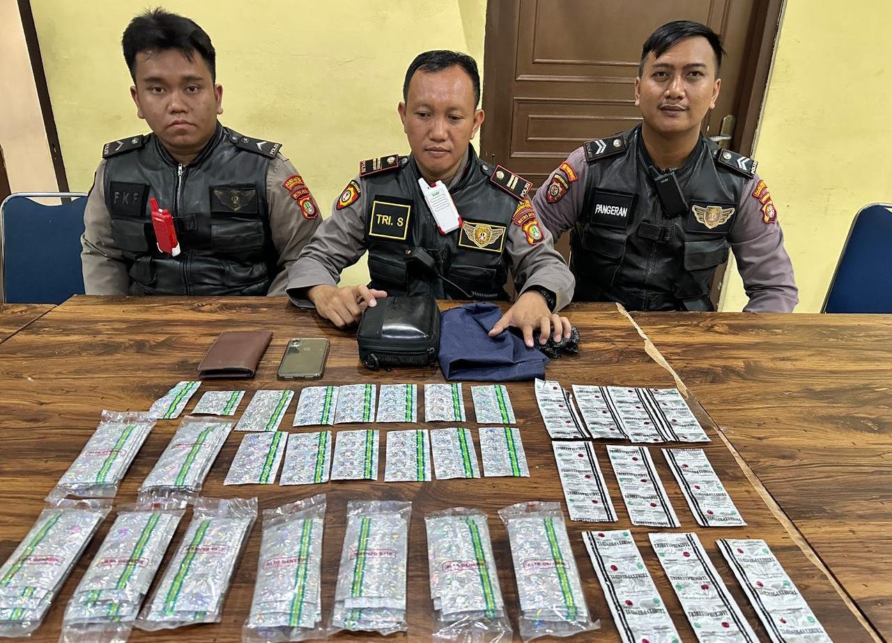 Bawa Ribuan Obat Terlarang, Dua Pria Diciduk Polisi di Tangerang Tengah Malam