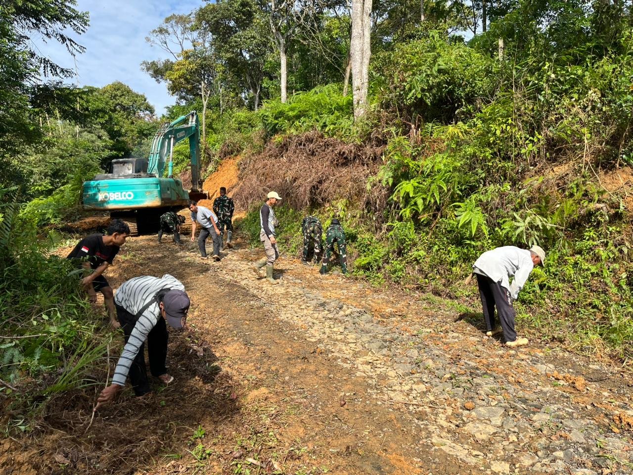 Gotong Royong TMMD 128 Kodim 0621 Kabupaten Bogor, Masyarakat Percepat Infrastruktur Desa Banyuasih