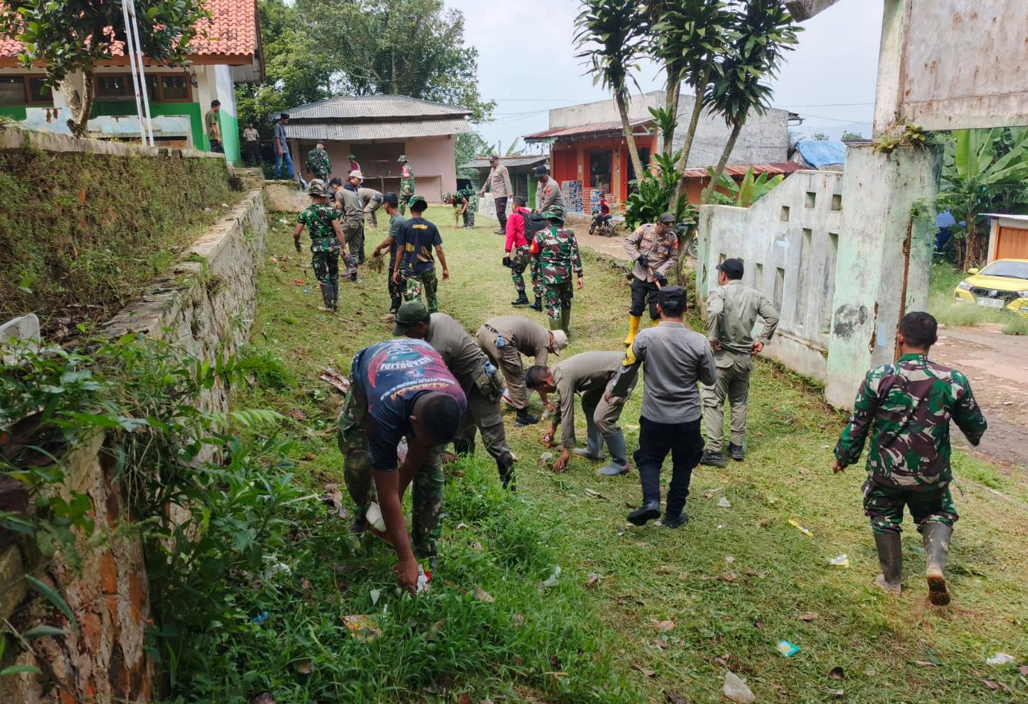Kodim 0621/Kab. Bogor Gandeng Lintas Instansi Benahi Fasum Desa Banyuasih