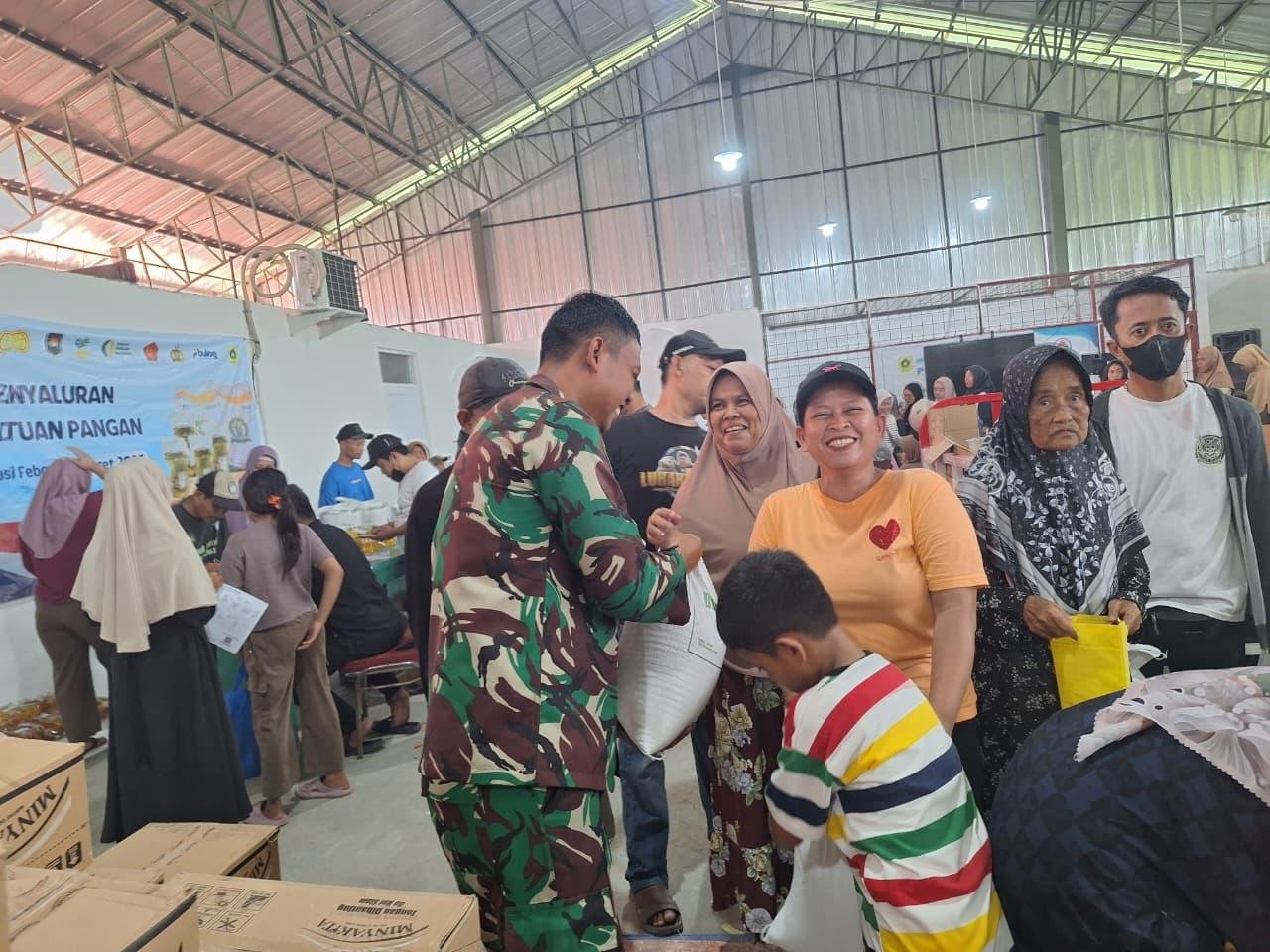 Kawal Penyaluran Bansos, Babinsa dan Bhabinkamtibmas Desa Lumpang Pastikan Kondusif