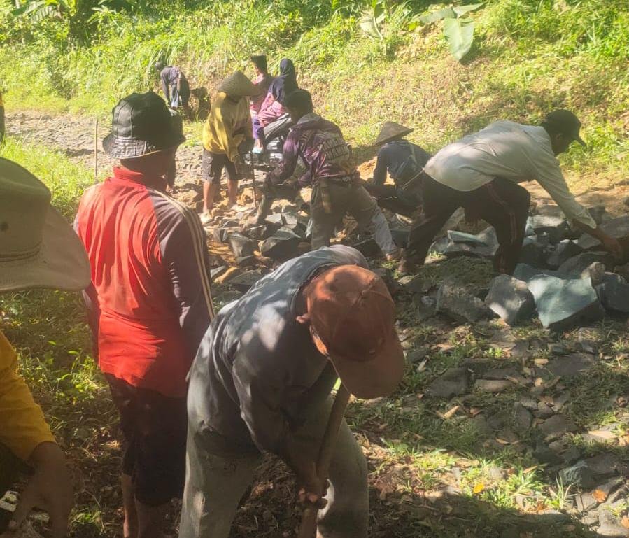 Kecewa Tak Tersentuh Pembangunan, Warga Cipanengkas Sukabumi Swadaya Perbaiki Jalan Menuju Curug Banteng