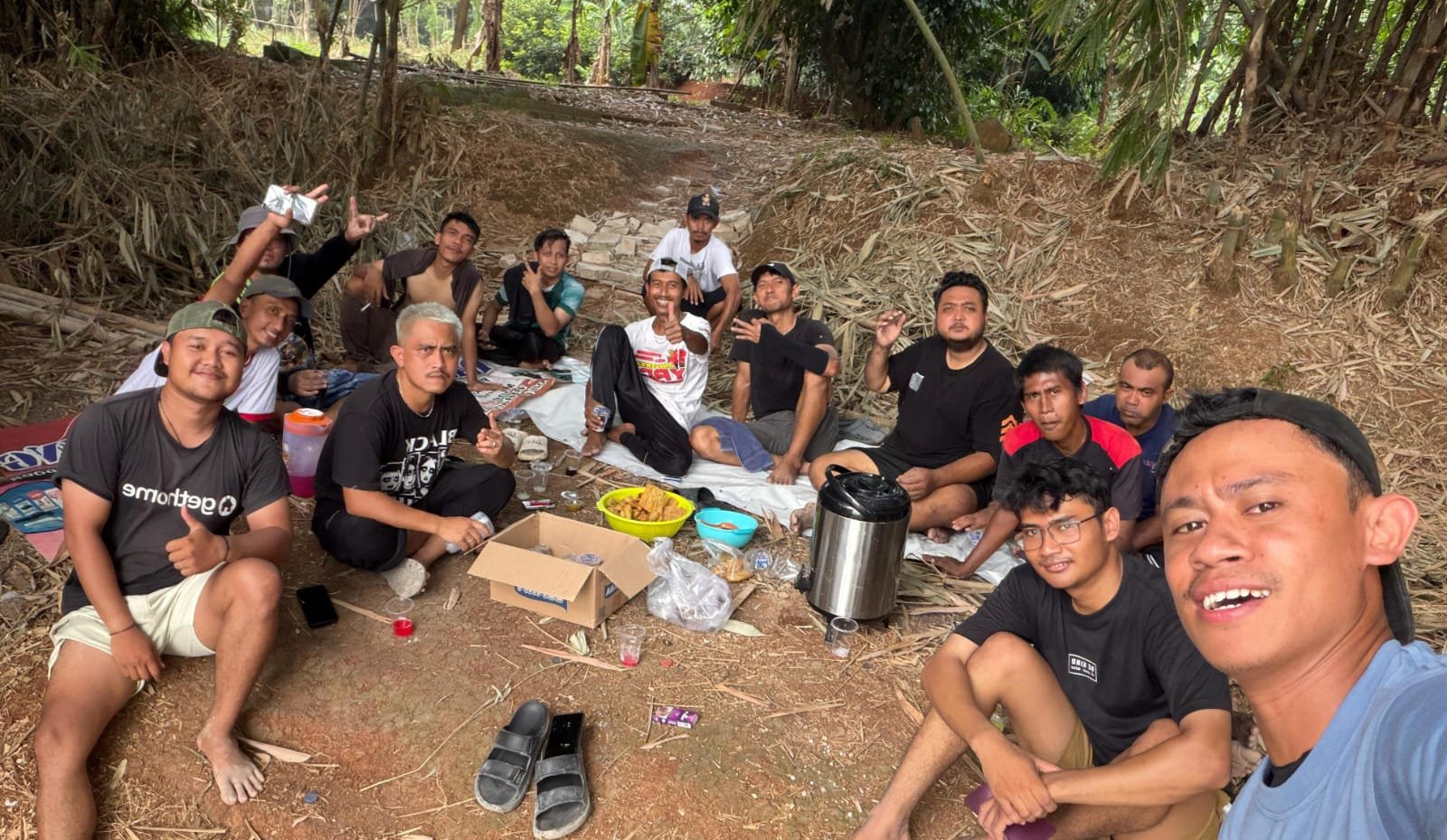 Warga Pesona Kahuripan 10 Blok E Gotong Royong Untuk Pembuatan Lapangan Badminton