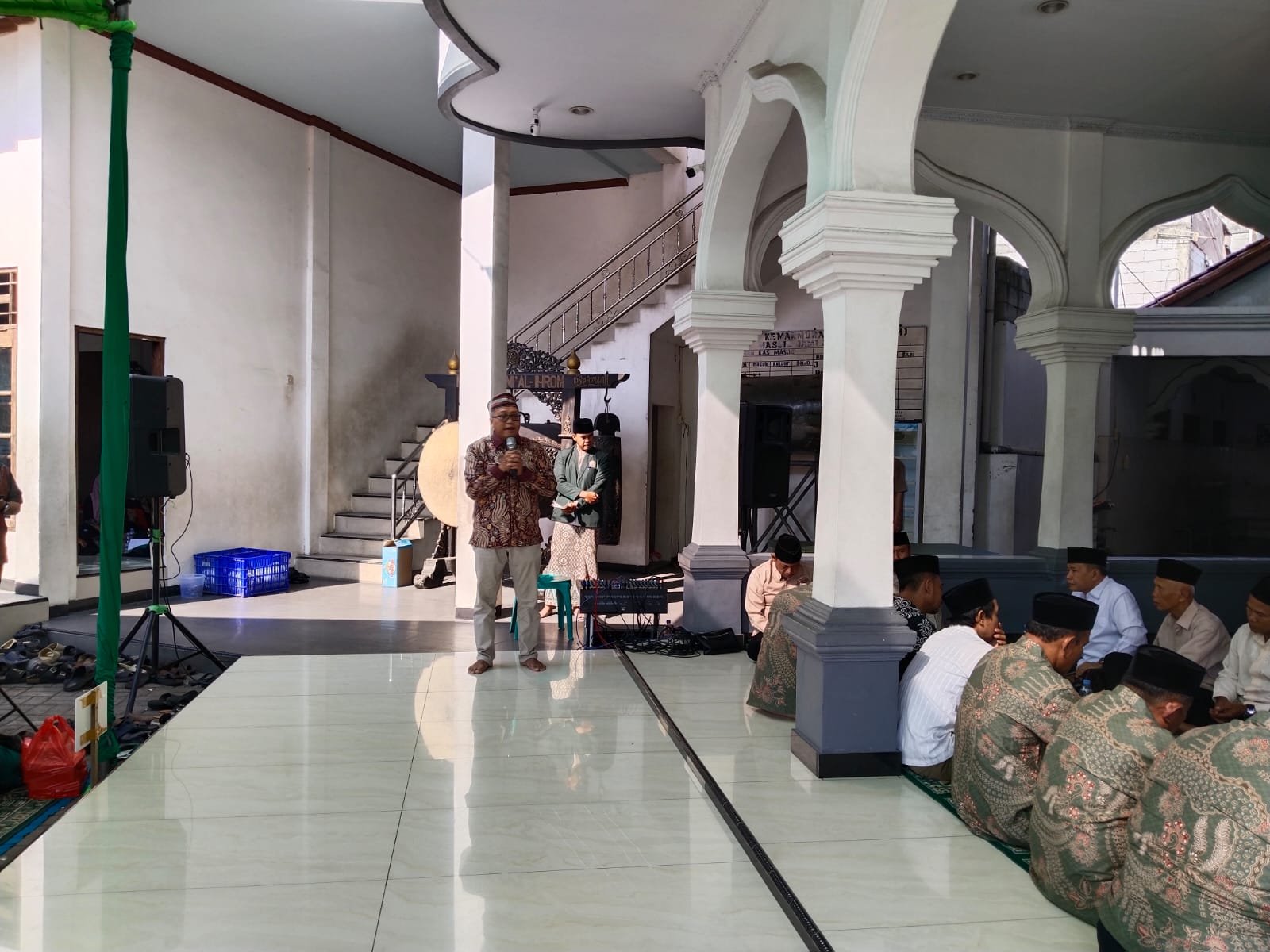 Ziki Zulkarnaen Camat Kalideres Hadiri Santunan Anak Yatim Piatu di Mesjid AL-IHROM RW 09 Prepedan