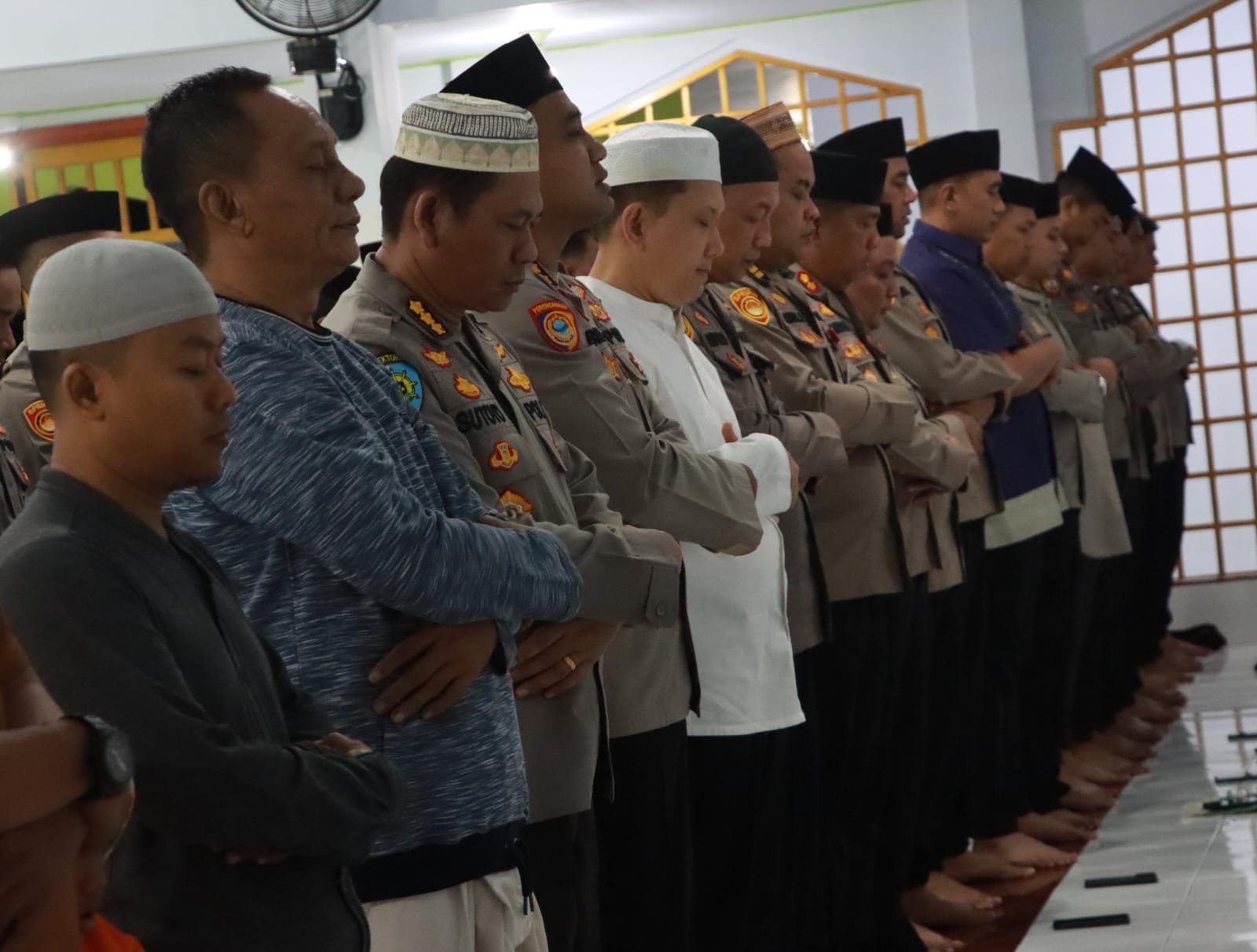 Sholat Subuh Bersama Warga, Kapolda Gorontalo: Polri Ingin Selalu Hadir di Tengah Masyarakat