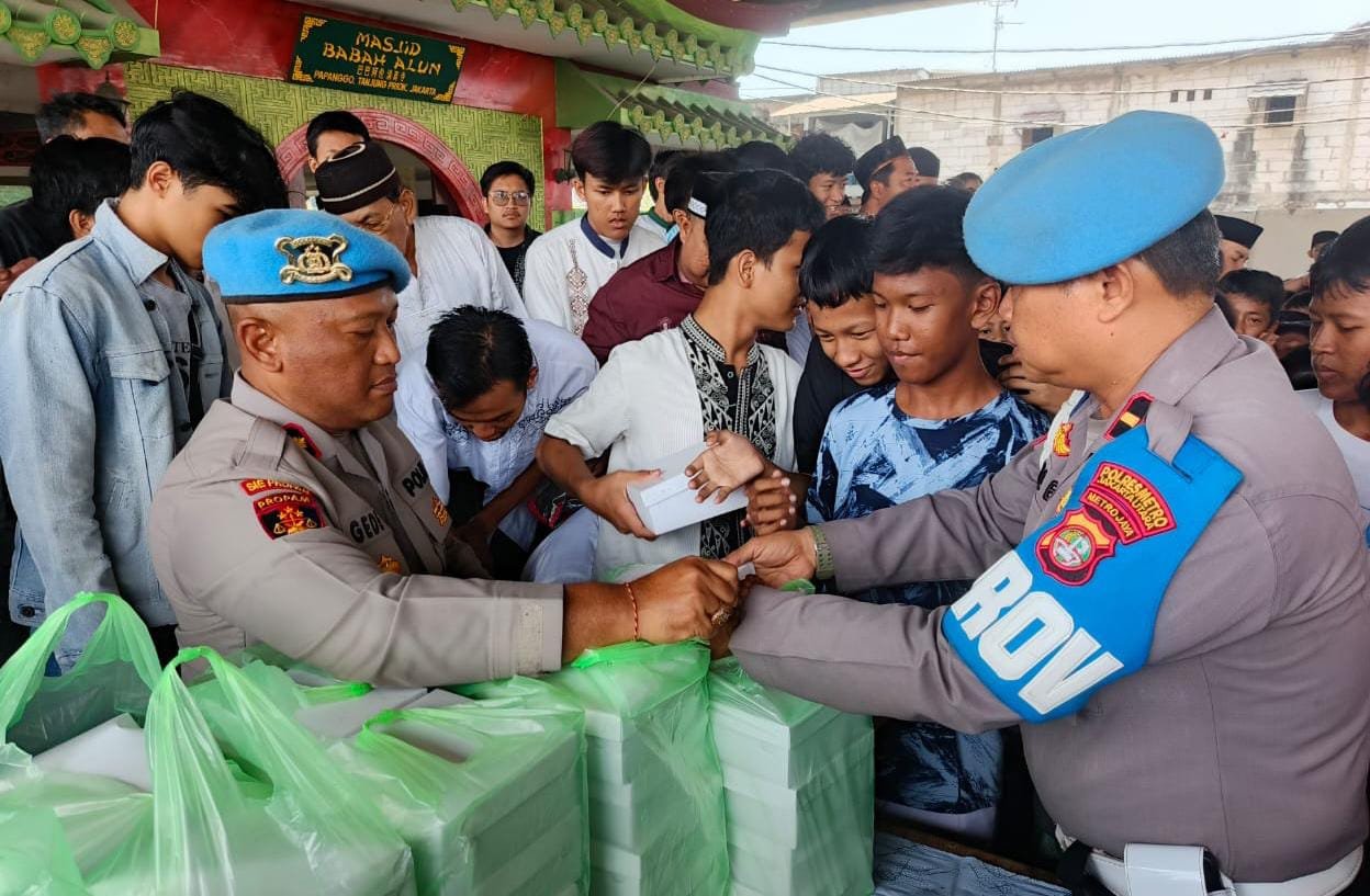 Jumat Peduli, Sipropam Polres Metro Jakarta Utara Bagikan 200 Nasi Kotak kepada Jemaah di Masjid Babah Alun