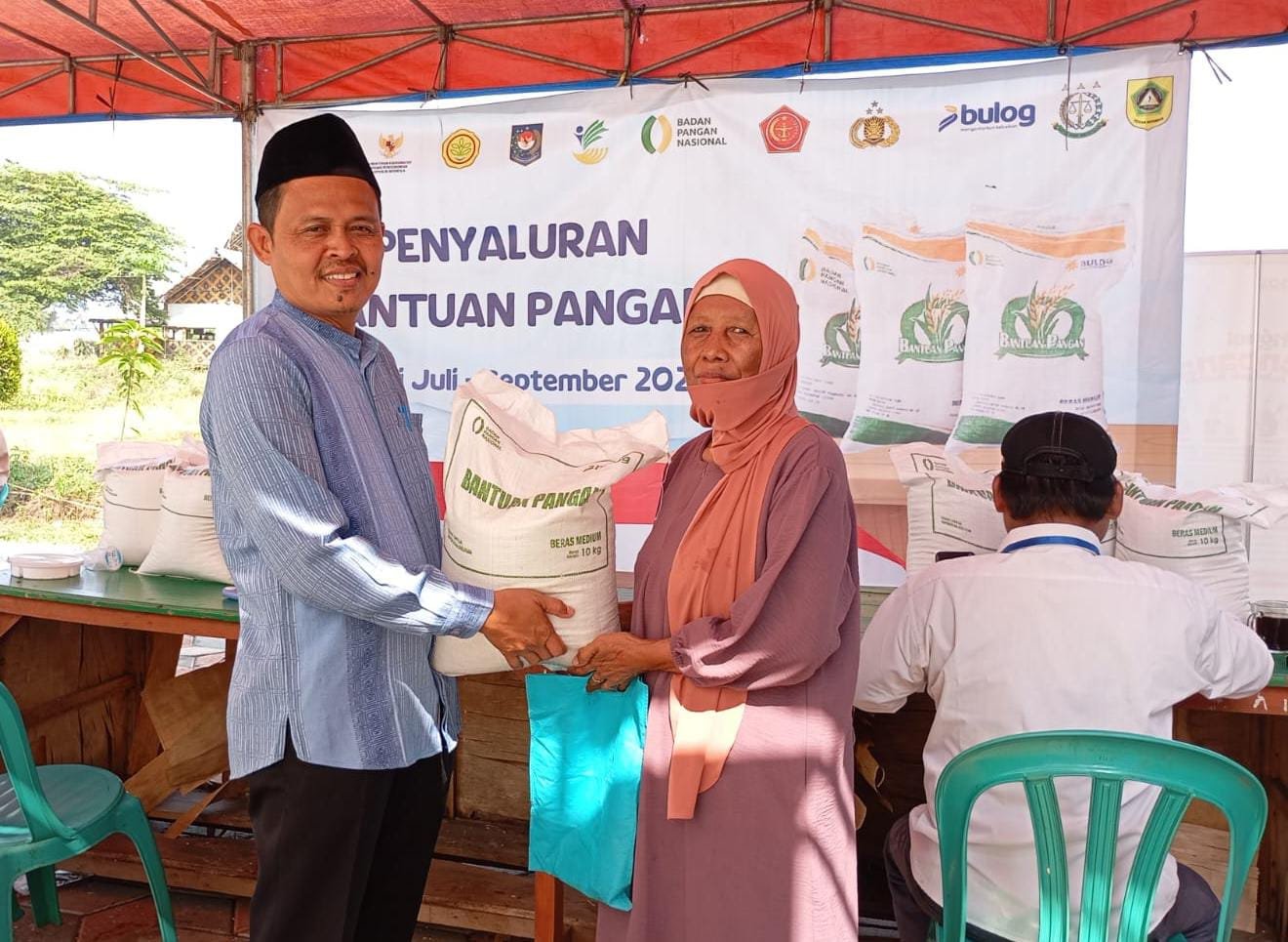 Pemerintah Desa Mekarsari Salurkan Bantuan Pangan Beras kepada 980 KPM, Imbau Kesadaran Warga Tepat Sasaran