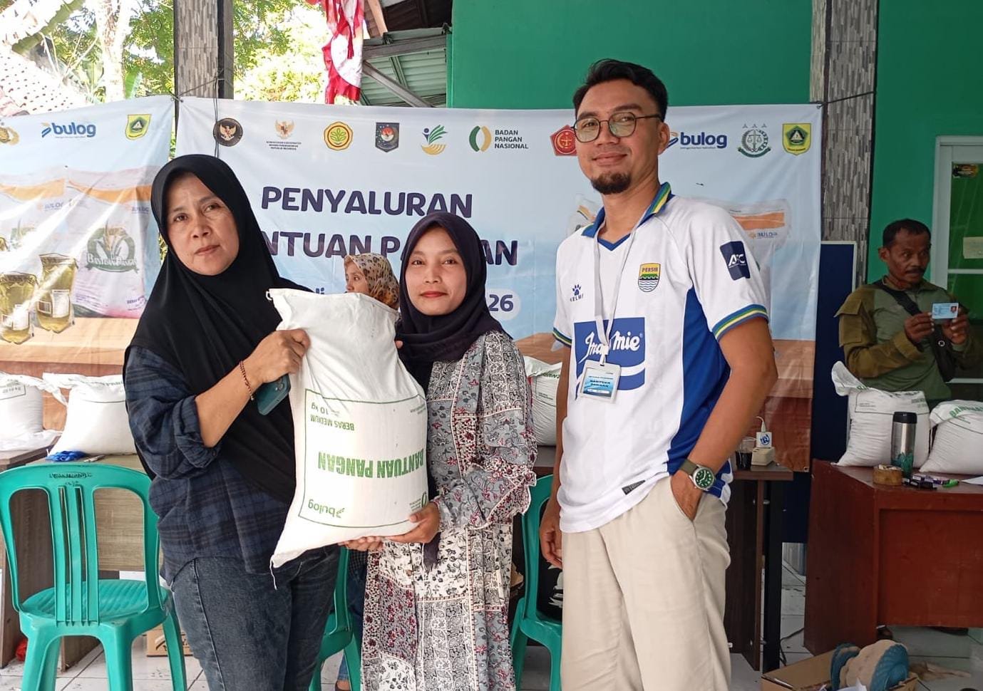 Menjaga Kesetabilan Ekonomi Masyarakat, Pemdes Rumpin Salurkan Bantuan Pangan Beras Tepat Sasaran