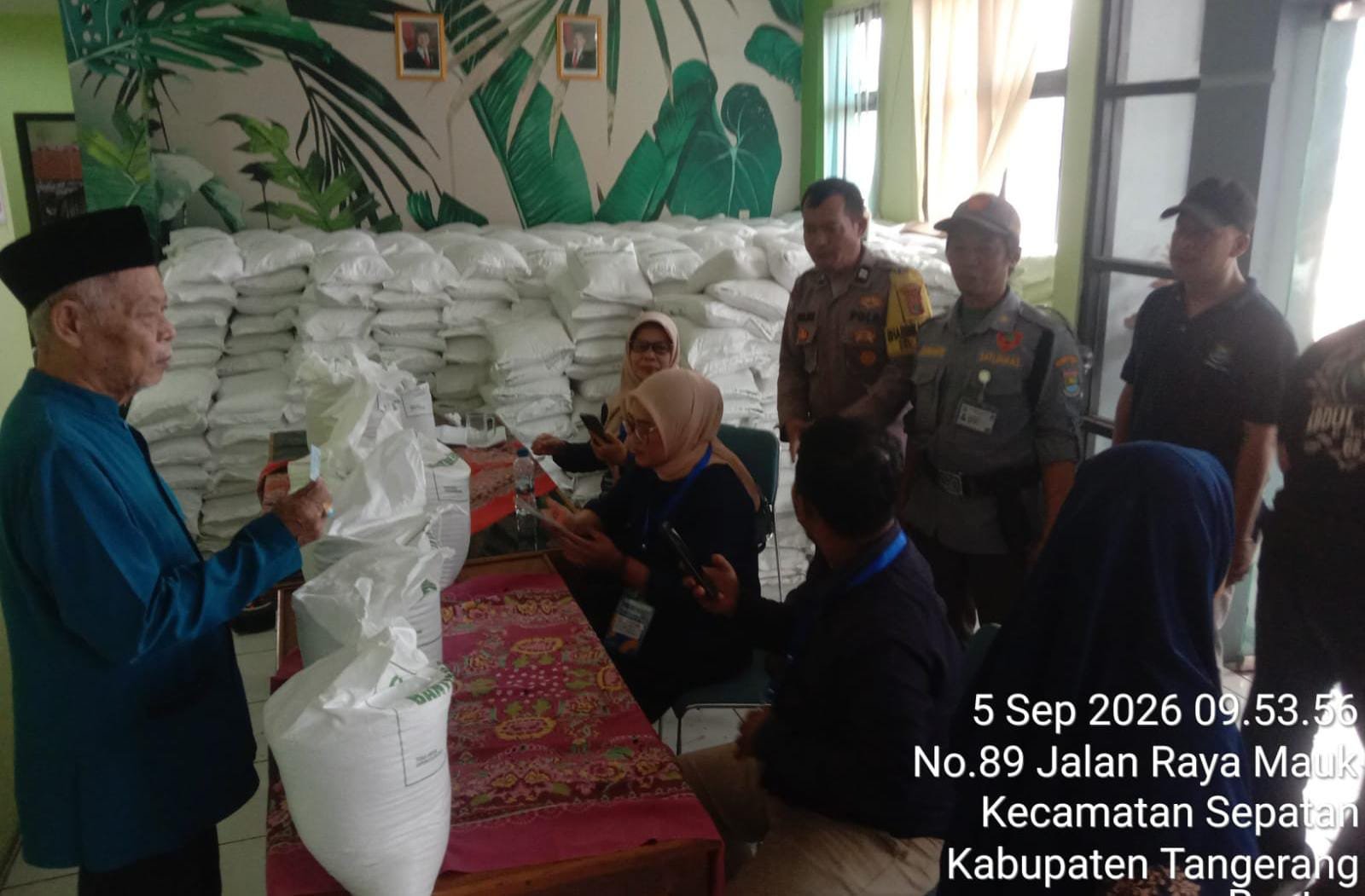 Warga Kelurahan Sepatan Sumringah Dapatkan Bantuan Pangan Beras Dari Pemerintah