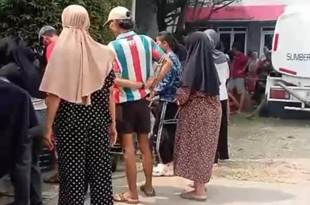 Ditengah Krisis Air Bersih, M.Rocky Dan Dedy Safrizal Ketum Elang Tiga Hambalang Turun Langsung Bantu Warga Sumur Batu Bogor