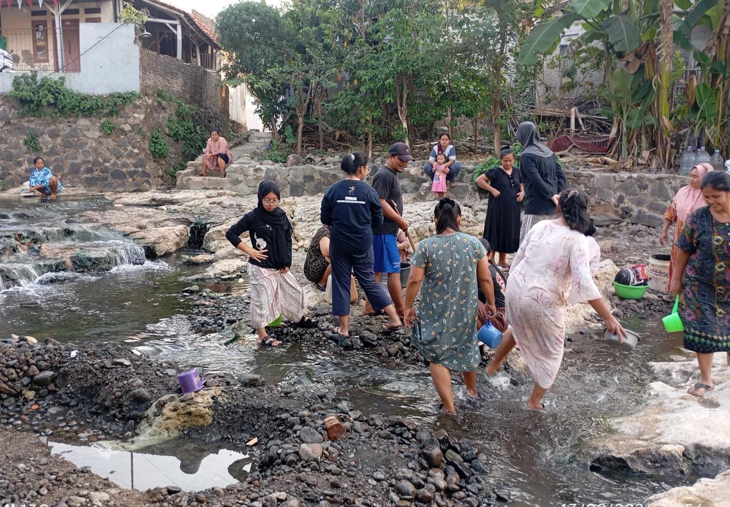 Krisis Air Bersih di Rumpin Bogor, Warga Kampung Sawah Buat Sumuran Manual di Sungai Cipinang