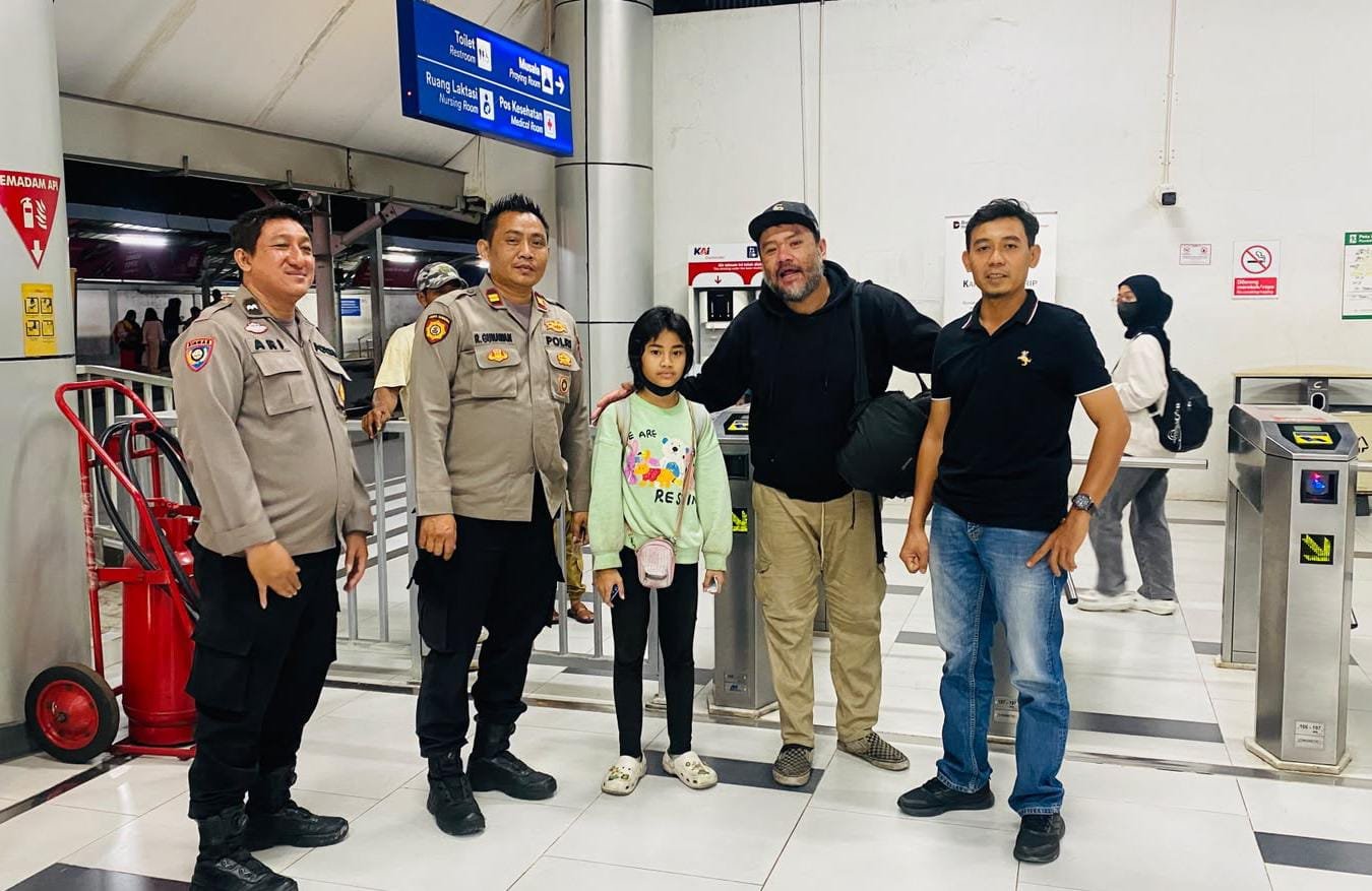Kehilangan Bekal Perjalanan, Polsek Ciputat Timur Bantu Warga dan Putrinya Pulang ke Yogyakarta