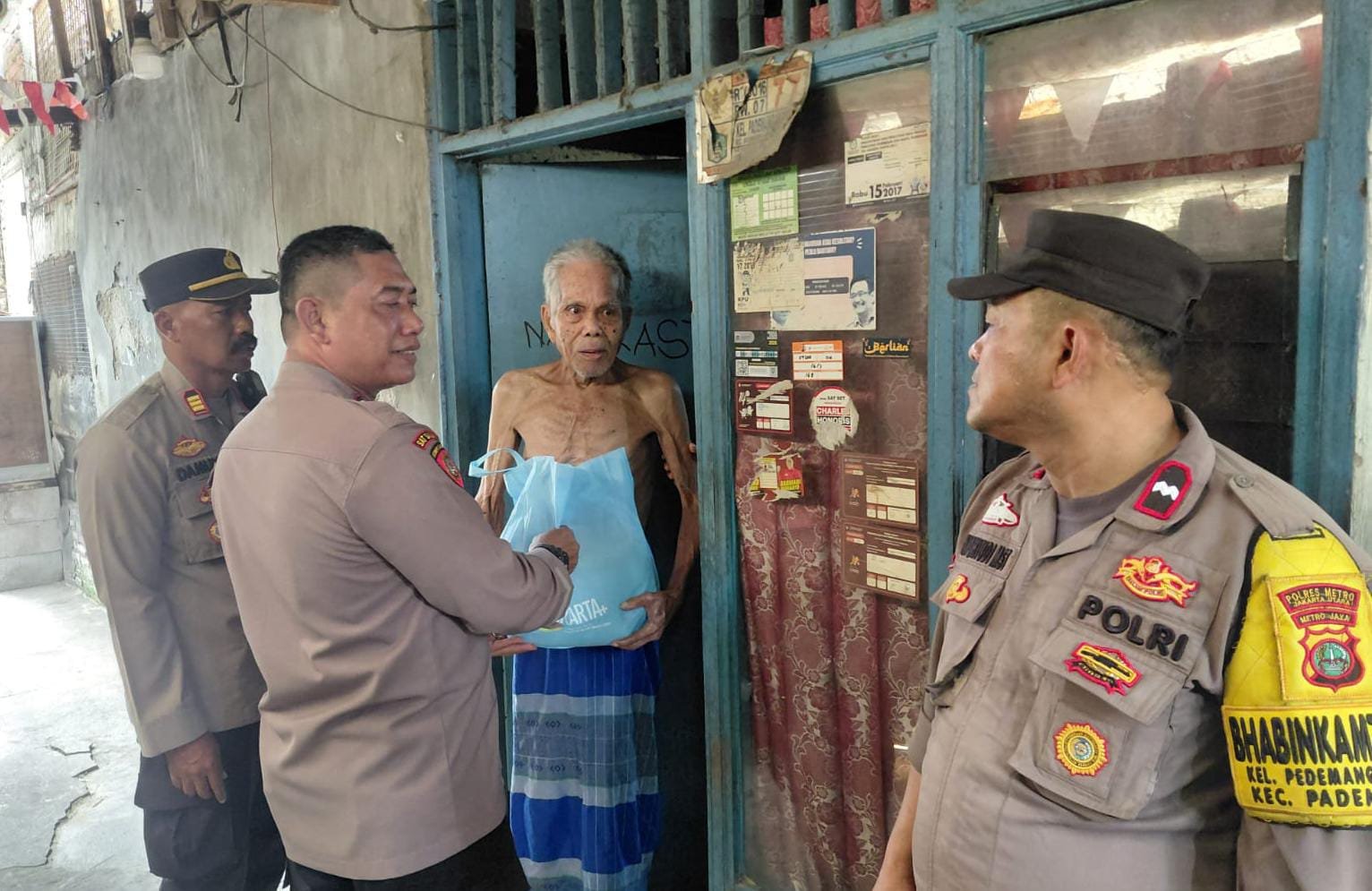 Jumat Peduli Polsek Pademangan Bagikan Sembako Secara Door to Door kepada Warga