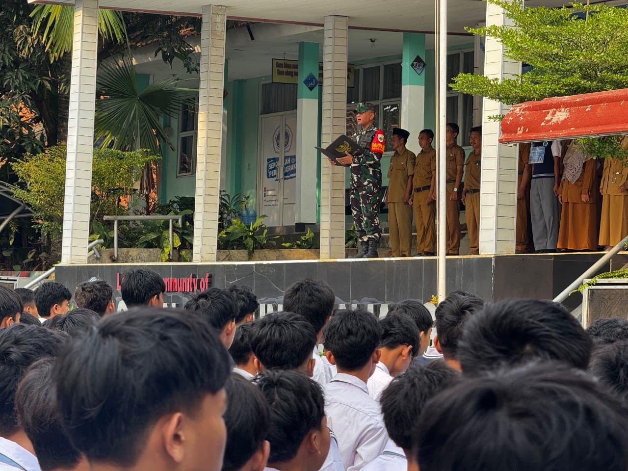 Perkuat Karakter Generasi Muda, Danramil 0621-23/Parungpanjang Jadi Pembina Upacara di SMAN 1 Parungpanjang
