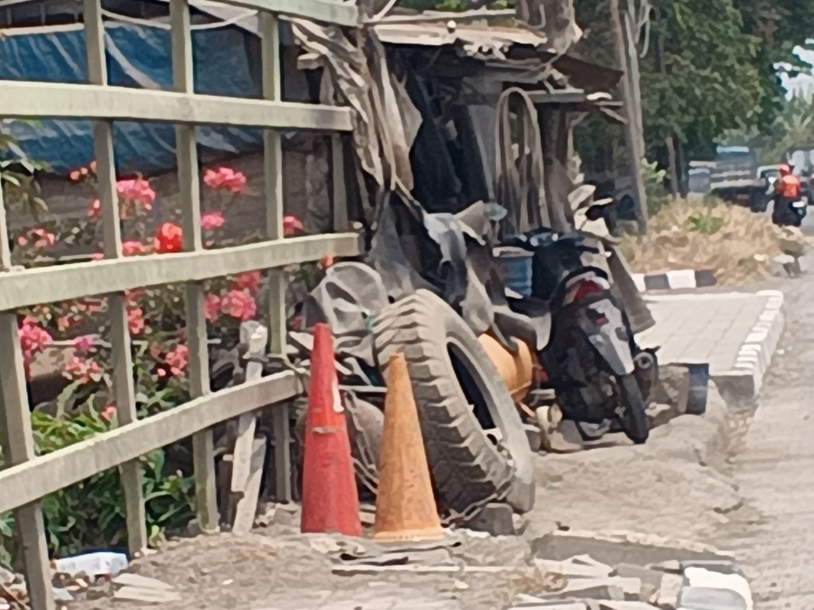 Diduga Tambal Ban Kuasai Trotoar di Depan Depo Terracon 2 Jl Cakung dan Satpol PP Harus Lakukan Penidakan