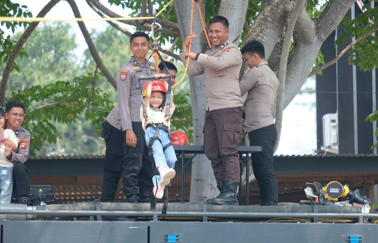 Senyum Ceria Anak TK Telkom, Polda Gorontalo Perkenalkan K9 dan Hadirkan Keseruan Flying Fox
