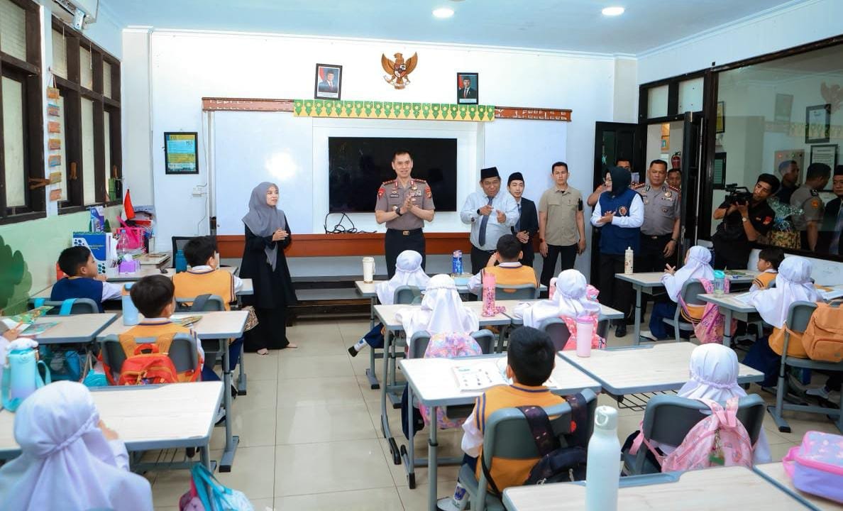 Polisi Peduli Pendidikan, Kapolda Metro Jaya Sapa Pelajar dan Dorong Literasi AI Sejak Dini